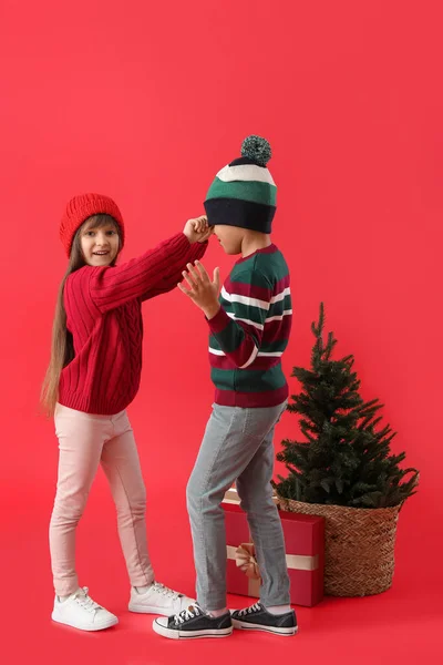 Glückliche Kleine Kinder Winterkleidung Mit Weihnachtsbaum Und Geschenk Auf Farbigem — Stockfoto