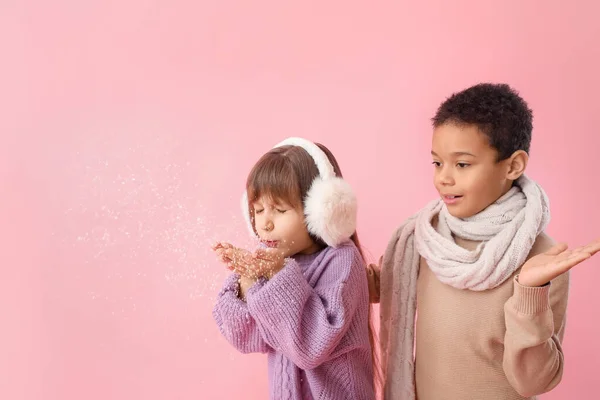 Leuke Kleine Kinderen Winter Truien Spelen Met Sneeuw Kleur Achtergrond — Stockfoto