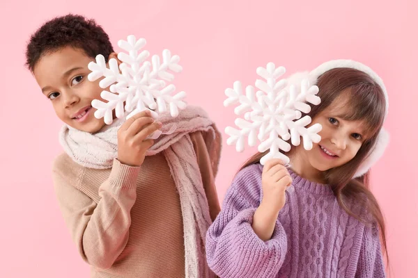 Nette Kleine Kinder Winterpullovern Und Mit Schneeflocken Auf Farbigem Hintergrund — Stockfoto