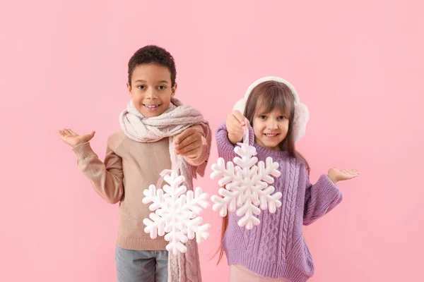 Nette Kleine Kinder Winterpullovern Und Mit Schneeflocken Auf Farbigem Hintergrund — Stockfoto