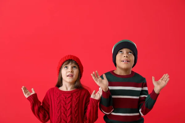 Söta Små Barn Vinter Tröjor Tittar Upp Färg Bakgrund — Stockfoto