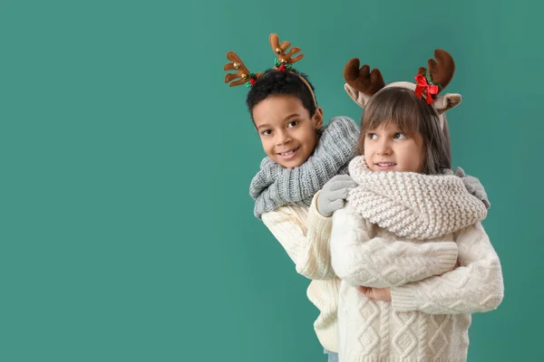 Roztomilé Malé Děti Zimním Oblečení Sobí Rohy Barevném Pozadí — Stock fotografie