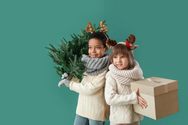 Söta Små Barn Vinterkläder Med Julgran Och Låda Färg Bakgrund — Stockfoto