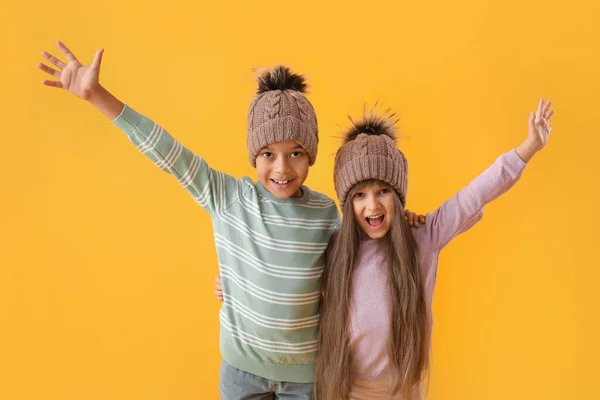 Glada Små Barn Vinter Kläder Färg Bakgrund — Stockfoto