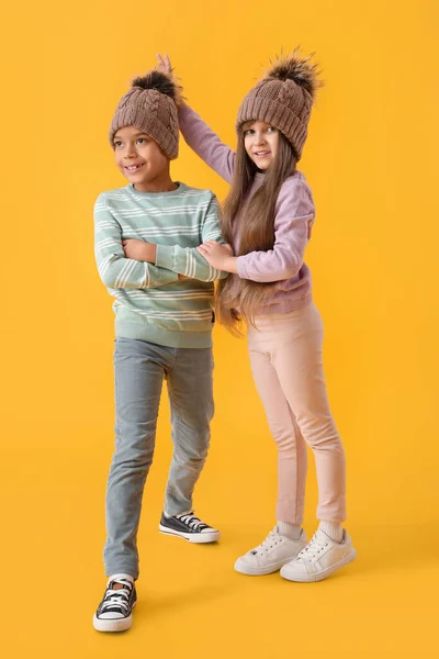 Roliga Små Barn Vinter Kläder Färg Bakgrund — Stockfoto