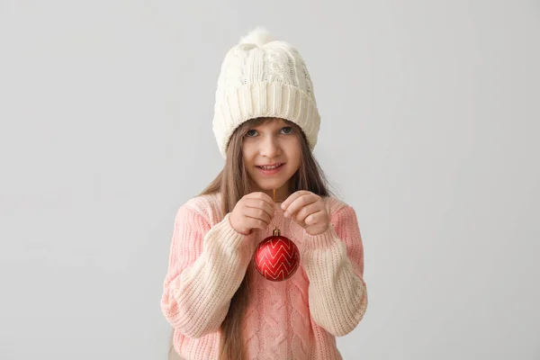 Linda Niña Ropa Invierno Con Bola Navidad Sobre Fondo Gris —  Fotos de Stock