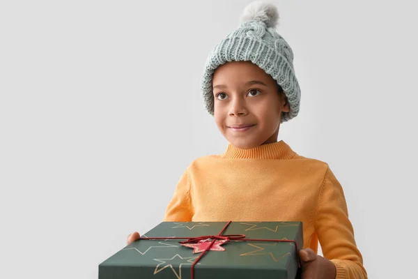Netter Kleiner Afroamerikanischer Junge Winterkleidung Und Mit Weihnachtsgeschenk Auf Grauem — Stockfoto