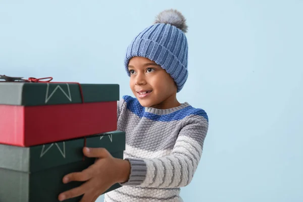 Netter Kleiner Afroamerikanischer Junge Winterkleidung Und Mit Weihnachtsgeschenken Auf Farbigem — Stockfoto