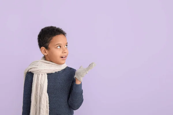 Cute Little African American Boy Winter Clothes Showing Something Color — Stock Photo, Image