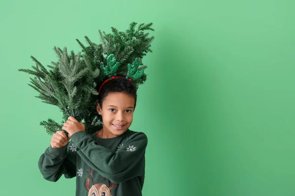 Netter Kleiner Afroamerikanischer Junge Mit Weihnachtsbaum Auf Farbigem Hintergrund — Stockfoto