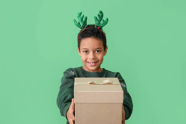 Netter Kleiner Afroamerikanischer Junge Mit Weihnachtsschachtel Auf Farbigem Hintergrund — Stockfoto