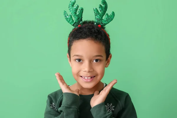 Bonito Menino Afro Americano Com Chifres Rena Fundo Cor — Fotografia de Stock