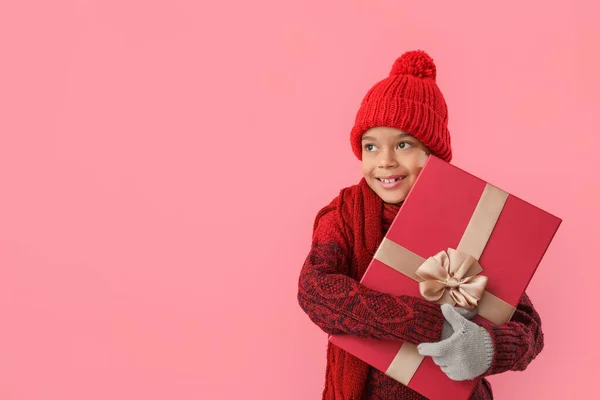 Netter Kleiner Afroamerikanischer Junge Winterkleidung Und Mit Weihnachtsgeschenk Auf Farbigem — Stockfoto