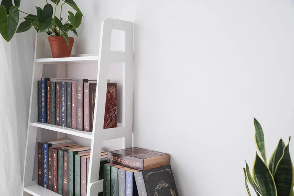 Книжный Шкаф Современном Интерьере Номера — стоковое фото