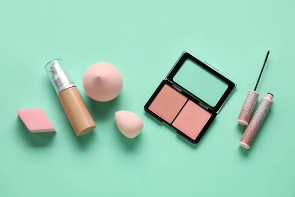 Esponjas Maquillaje Productos Cosméticos Sobre Fondo Color —  Fotos de Stock