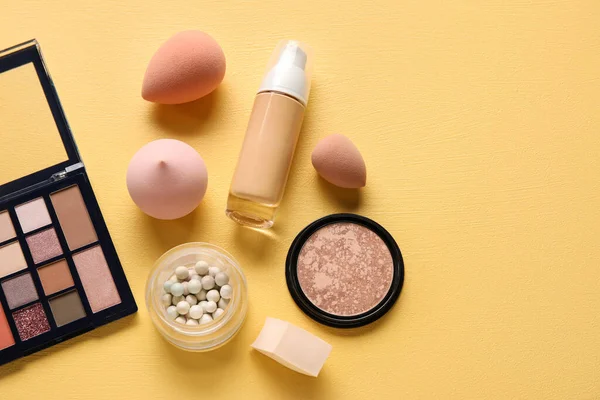 Esponjas Maquillaje Productos Cosméticos Sobre Fondo Amarillo —  Fotos de Stock