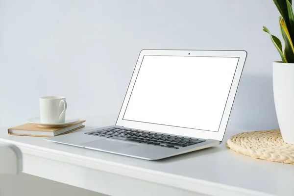 Ordenador Portátil Con Pantalla Blanco Escritorio Cerca Pared Luz —  Fotos de Stock