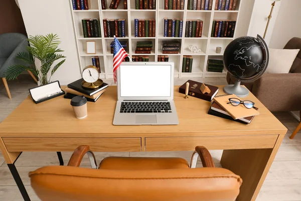 Laptop Blank Screen Usa Flag Desk Office — Stock Photo, Image