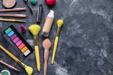 Koyu arkaplanda farklı makyaj ürünleri