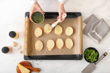 Beyaz arka planda kızarmış ekmek hazırlayan kadın, yakın plan.