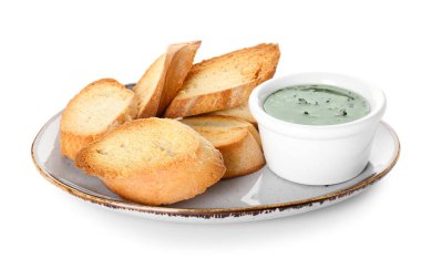 Beyaz arka planda taze kızarmış ekmek ve soslu tabak.