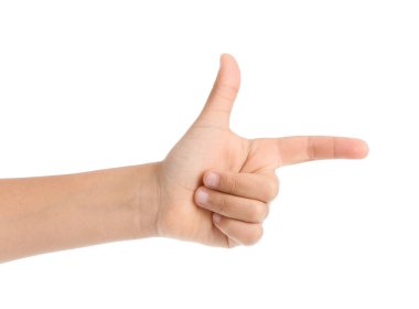 Beyaz arkaplandaki bir şeye işaret eden çocuk