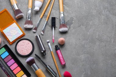 Koyu arkaplanda dekoratif kozmetik malzemeli ahşap makyaj fırçaları