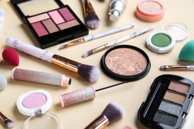 Bej arka planda dekoratif kozmetik malzemeli mermer makyaj fırçaları, yakın plan