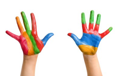 Beyaz arkaplanda boyalı çocuk elleri