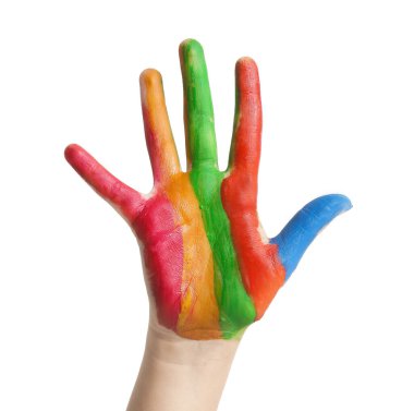 Çocuğun elinde beyaz zemin üzerine boya