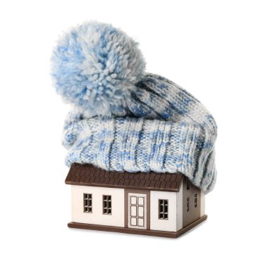 Beyaz arka planda sıcak şapkalı ev modeli. Isıtma kavramı