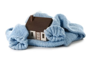 Beyaz arka planda mavi kazaklı ev modeli. Isıtma kavramı