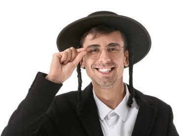 Beyaz arka planda Hasidik Yahudi adam