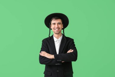 Renkli arka planda Hasidik Yahudi adam