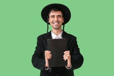 Tevrat 'ın renkli arka planında Hasidik Yahudi bir adam.