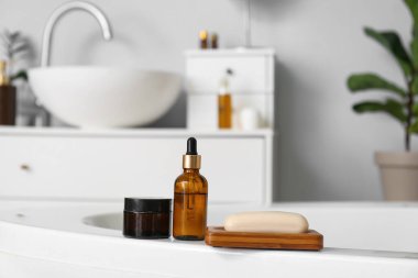 Küvette sabun ve kozmetik ürünleri