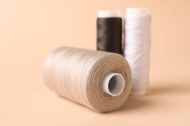 Işık arkaplanındaki farklı dikiş ipliği makaraları