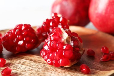 Ahşap zemin üzerinde taze nar parçaları