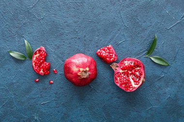 Koyu arkaplanda olgun, lezzetli nar.