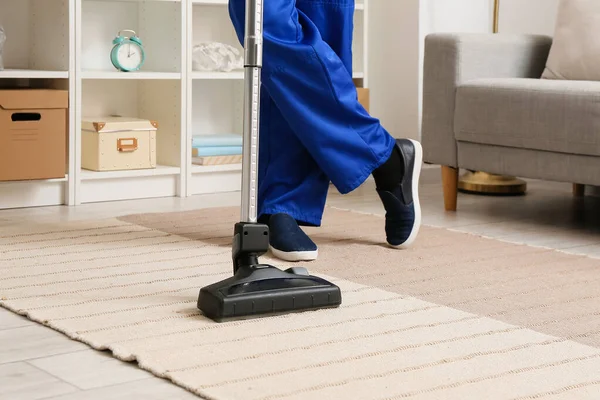 Male Worker Cleaning Stylish Carpet Room — Stock Photo, Image