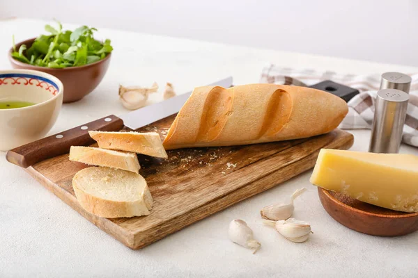 Houten Bord Met Gesneden Vers Brood Voor Het Bereiden Van — Stockfoto