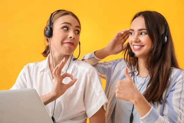 Ευτυχισμένες Νεαρές Γυναίκες Ακουστικά Και Laptop Στο Φόντο Χρωμάτων — Φωτογραφία Αρχείου