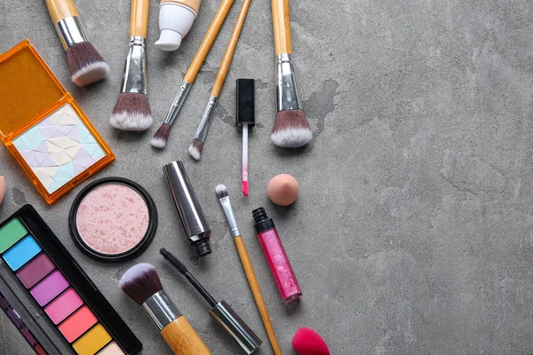 Cepillos Maquillaje Madera Con Cosméticos Decorativos Sobre Fondo Oscuro — Foto de Stock