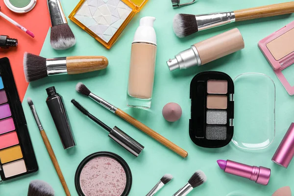 Pinceaux Maquillage Bois Avec Des Cosmétiques Décoratifs Sur Fond Couleur — Photo
