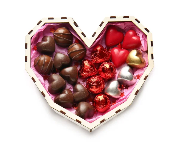 Herzförmige Schachtel Mit Leckeren Schokoladenbonbons Auf Weißem Hintergrund — Stockfoto