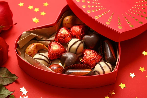 맛있는 초콜릿 캔디가 모양의 상자붉은 — 스톡 사진