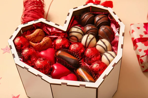 Caixa Forma Coração Com Doces Chocolate Saborosos Fundo Bege Close — Fotografia de Stock