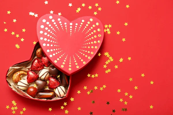 Κουτί Σχήμα Καρδιάς Νόστιμες Καραμέλες Σοκολάτας Κόκκινο Φόντο — Φωτογραφία Αρχείου