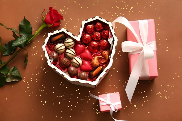 Srdce Tvaru Krabice Chutnými Čokoládové Bonbóny Růže Dárky Hnědém Pozadí — Stock fotografie