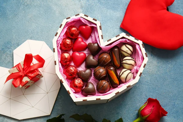 맛있는 초콜릿 과파란 배경의 선물이 모양의 — 스톡 사진